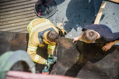 Esslingen: Katze zwischen zwei Hauswaenden eingeklemmt - Feuerwehr rettet sie